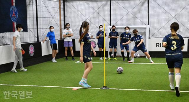 지난 8일 오후 서울 구로구에 있는 FC리치축구클럽의 직장인 여성 회원들이 패스를 주고받으며 훈련을 하고 있다. 고영권 기자