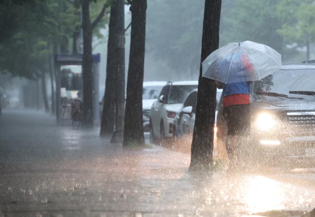 폭염 뒤 다시 장마가 찾아온 8일 서울 영등포구 여의도에 많은 양의 비가 내리고 있다. 연합뉴스
