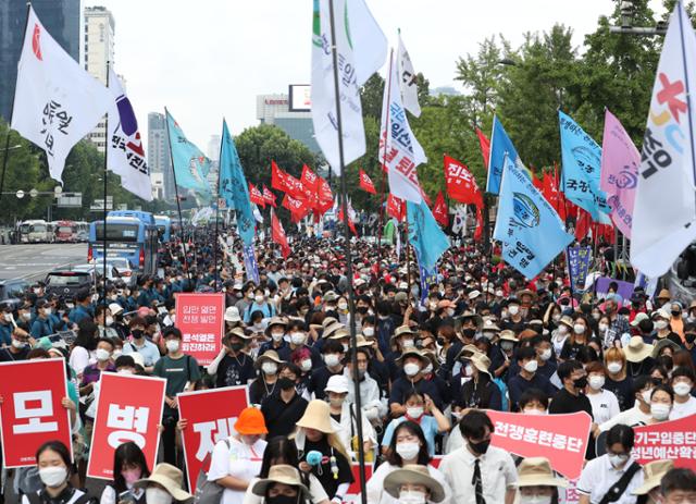 13일 오후 서울 용산 삼각지역 일대에서 8·15 전국노동자대회 및 자주평화통일대회가 진행되고 있다. 뉴스1