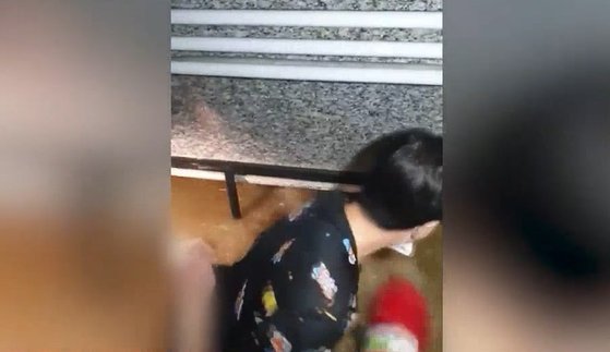 지난 8일 수도권에 기록적인 폭우가 쏟아지던 밤 서울 관악구 신림동의 한 반지하 주택에서 시민들이 한 남성을 구조한 영상이 공개됐다. 소화기로 창을 수차례 내리친 끝에 가까스로 구조작업을 해냈다. SBS 영상 캡처