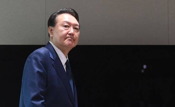 대통령실의 대대적인 인적개편 가능성이 거론되고 있다. 사진은 12일 대통령실에서 윤석열 대통령이 에드워드 마키 미 상원을 환영하기 위해 집무실 입구로 향하는 모습. 대통령실사진기자단