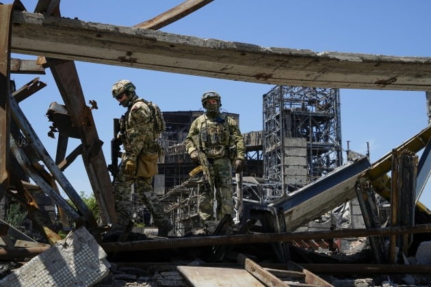 우크라이나 마리우폴에서 러시아 병사들이 폐허를 돌아보고 있다.  /사진=연합뉴스