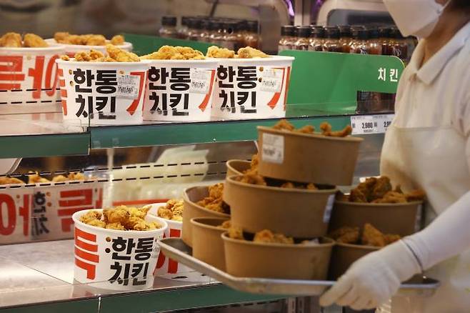 한 대형마트 치킨이 인기를 끌고 있는 지난 10일 서울 시내 한 대형마트에서 직원이 치킨을 진열하고 있다. 연합뉴스