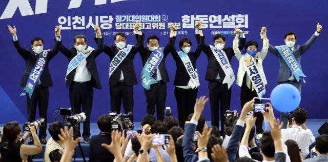 더불어민주당 최고위원 후보들이 지난 7일 인천 남동체육관에서 열린 순회 경선에서 인사하고 있다. 국회사진기자단