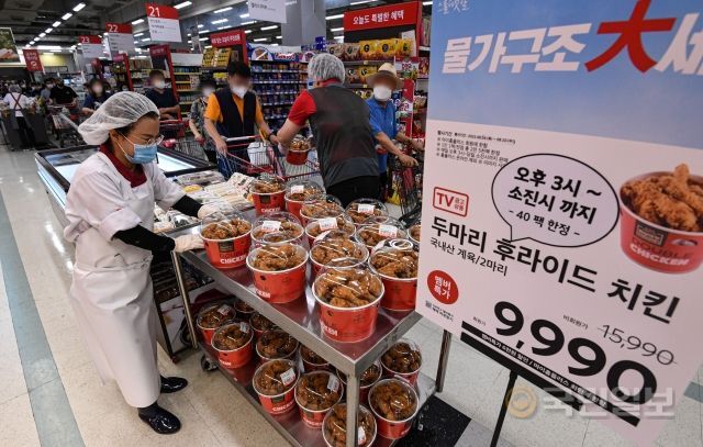 8일 서울 홈플러스 영등포점에서 40팩 한정으로 판매되는 두마리 후라이드 치킨 할인 상품을 구매하기 위해 고객들이 줄을 서고 있다. 이한결 기자