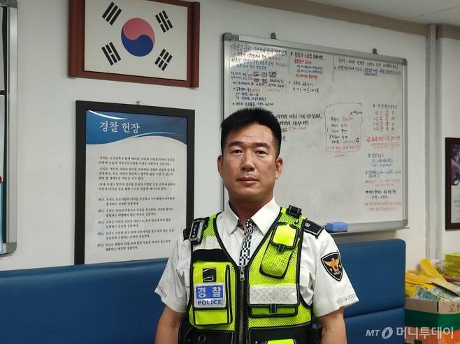 강신영 경위가 서울 성동경찰서 교통정보센터에서 근무하고 있다./사진=정세진 기자
