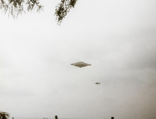 1990년 8월 4일, 스코틀랜드 하이랜드 캘빈에서 촬영된 미확인비행물체(UFO) 사진. 해당 사진은 영 국방부가 2076까지 공개 금지를 결정했지만, 은퇴한 군인에 의해 32년 만에 세상에 나왔다