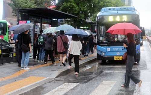 지난 9일 서울 강남역에서 시민들이 버스를 기다리고 있다.  연합뉴스
