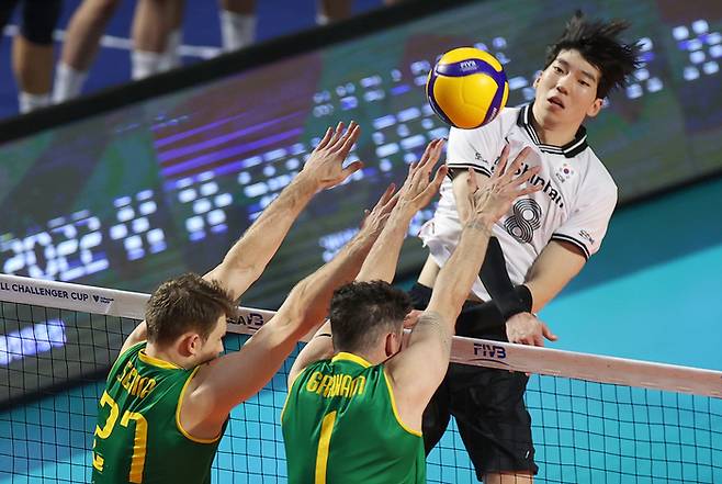 지난달 28일 서울 잠실실내체육관에서 열린 2022 국제배구연맹(FIVB) 발리볼챌린저컵 한국과 호주의 경기에서 한국 허수봉이 스파이크하고 있다. 연합뉴스