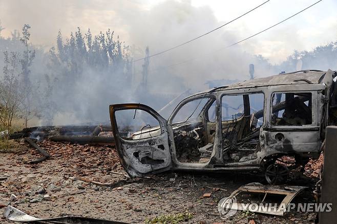 폭격으로 불타는 우크라이나 마을 [AP 연합뉴스 자료사진]