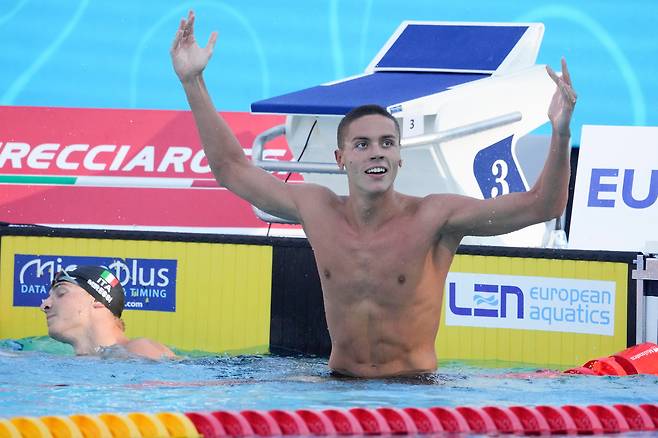 13일(현지 시각) 루마니아의 포포비치가 유럽 수영선수권대회 남자 자유형 100m 결선에서 세계신기록으로 우승하자 기뻐하고 있다. /AP 연합뉴스