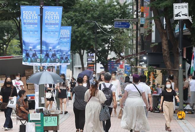 10일 서울 명동거리에서 외국인 관광객들이 쇼핑을 즐기고 있다. / 연합뉴스