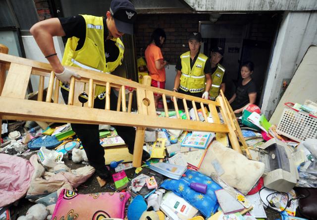 2010년 9월 22일 폭우로 피해를 입은 서울 강서구 화곡동 복개천 일대 침수 가정에서 수재민들이 침수된 물품을 정리하는 모습. 류효진 기자