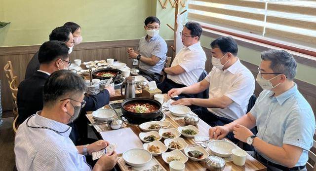 착한가격업소 이용하는 전남도청 공무원들. 전남도 제공