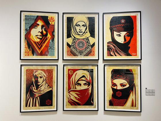 히잡 쓴 여성들을 더룬 셰퍼드 페어리 작품. 여성의 힘을 강력하고 우아하게 표현했다. [이은주 기자]
