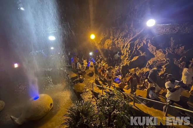 광복절 연휴 이틀째인 14일 오후 울산 울주군 자수정 동굴나라를 찾은 관광객들이 더위를 피해 나들이를 즐기고 있다.