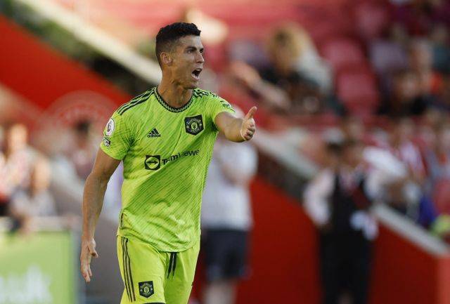 맨체스터 유나이티드 공격수 크리스티아누 호날두가 14일(한국시간) 영국 브렌트포드 지테크커뮤니티스타디움에서 열린 2022-2023시즌 잉글랜드 프로축구 프리미어리그 2라운드 원정경기에서 누군가에게 손짓을 하고 있다. 로이터연합뉴스