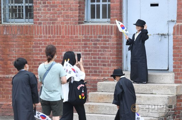 광복절 77주년을 하루 앞둔 14일 시민들이 서울 서대문형무소역사관 에서 기념촬영을 하고 있다.