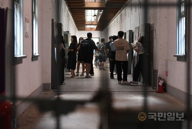 광복절을 하루 앞둔 14일 시민들이 서울 서대문형무소역사관을 찾아 옥사 등을 둘러보고 있다.