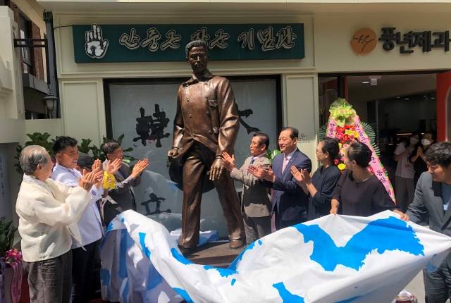 12일 안중근 장군 전주기념관 개관식에 참석한 인사들이 안중근 동상을 감쌌던 천을 들어내고 박수를 치고 있다.