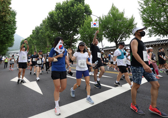 종로에서 출발한 참가자들이 태극기를 흔들며 용산을 향하고 있다. 연합뉴스