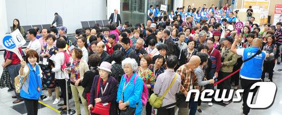 코로나19 이전인 2017년 제주시 건입동 제주항여객국제터미널에서 중국인 크루즈 관광객들이 제주 관광을 위해 입국하고 있다.(뉴스1DB) ⓒ News1