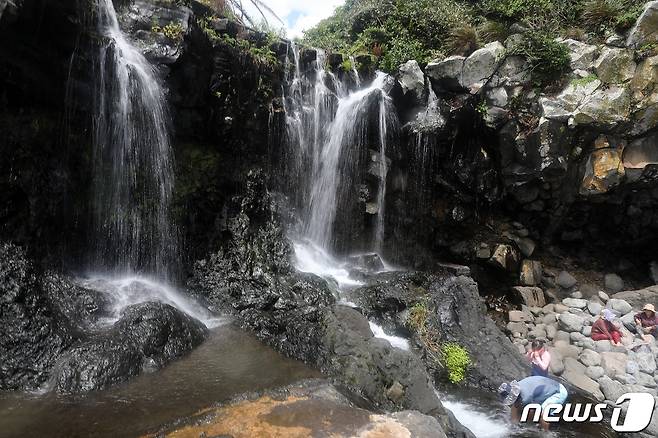 절기상 말복인 15일 제주 서귀포시 정방동 '소(小)정방폭포'에서 피서객들이 물놀이를 즐기고 있다.2022.8.15/뉴스1 ⓒ News1 고동명 기자