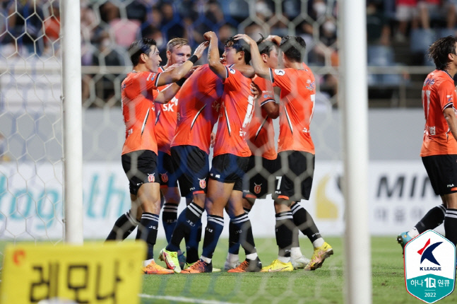 윤빛가람(가운데)이 14일 포항전에서 팀의 세 번째 골을 넣은 뒤 동료들에게 축하를 받고 있다. 제공 | 한국프로축구연맹