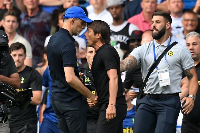 경기 내내 시비가 붙은 안토니오 콘테(오른쪽에서 두번째) 토트넘 감독과 토마스 투헬(맨 왼쪽) 첼시 감독. 둘은 후반 막판 동반 퇴장을 당했다. /AFP 연합뉴스