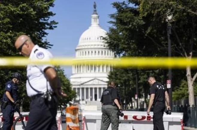 미국 워싱턴 국회의사당 인근에서 발생한 사건을 경찰들이 조사하고 있다. /EPA
