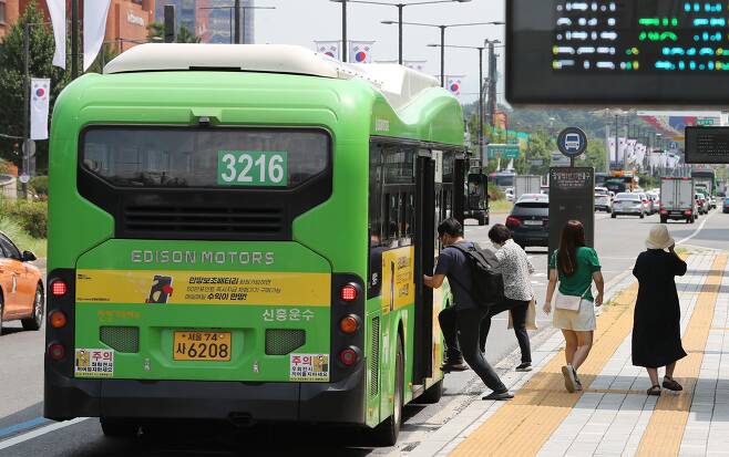 이달 초 서울 송파구에서 시민들이 버스를 이용하는 모습. /뉴스1