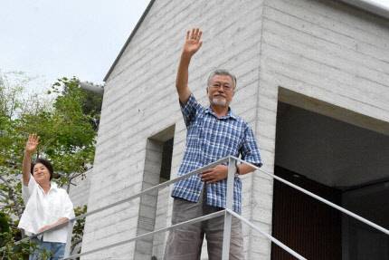 지지자들을 향해 손을 흔드는 문재인 전 대통령과 김정숙 여사의 모습. <김의겸 더불어민주당 의원 SNS>