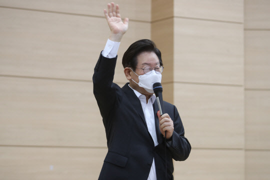 이재명 더불어민주당 당 대표 후보가 15일 순천대학교 산학협력관에서 열린 토크콘서트가 참석해 발언하고 있다. 연합뉴스.