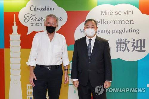 14일 대만 도착후 기념사진 촬영한 마키 미 상원의원(왼쪽).<EPA/대만외교부제공. 연합뉴스 자료사진>