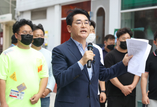 더불어민주당 당 대표 선거에 나선 박용진 의원이 15일 광주 동구 동명동 카페의 거리를 찾아 기자회견을 열고 지지를 호소하고 있다. 연합뉴스.