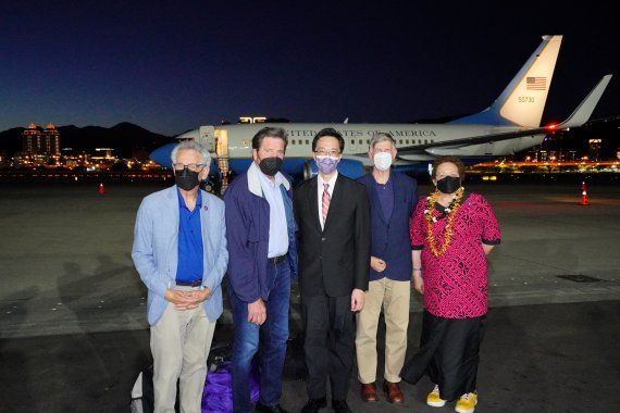 미국 민주당 소속인 존 개러멘디, 앨런 로언솔, 돈 바이어 하원 의원과 공화당 소속인 아우무아 아마타 콜먼 라데와겐 하원 의원(왼쪽부터)이 지난 14일 대만 타이베이의 쑹산 공항에 도착해 쉬유뎬 대만 외교부 북미국장(가운데)의 영접을 받고 있다. 로이터연합뉴스