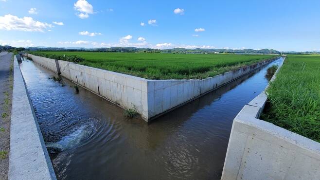 폭 4.5m, 깊이 2m가량 규모의 대형 콘크리트 농수로가 최근 경기 파주시 문산읍 마정리 들판에 조성됐다. 박경만 기자