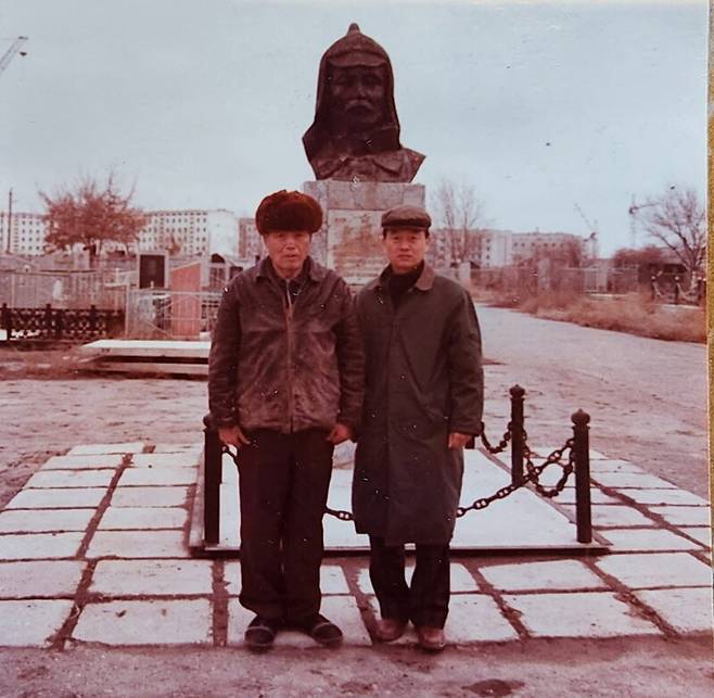 장원창 전 교육부 사할린한국교육원 원장(오른쪽)이 1993년 카자흐스탄 민간 한글학교 교사 재직 시절 홍범도 장군 묘역에서 찍은 사진. 장원창씨 제공