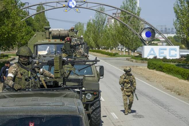 지난 5월 러시아 군인 한 명이 에네르호다르 자포리자 원전 근처를 걸어가고 있다. AP 연합뉴스