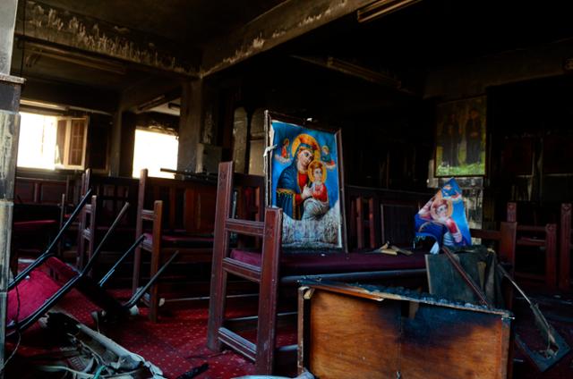 이집트 수도 카이로 인근 콥트교 교회에서 14일 발생한 화재로 교회 내부의 집기가 불에 그을려 있다. 카이로=AFP 연합뉴스