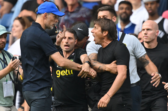 Tottenham Hotspur's Italian head coach Antonio Conte (R) and Chelsea's German head coach Thomas Tuchel (L) shake hands then clash after the English Premier League football match between Chelsea and Tottenham Hotspur at Stamford Bridge in London on August 14, 2022. - The game finished 2-2. (Photo by Glyn KIRK / AFP) / RESTRICTED TO EDITORIAL USE. No use with unauthorized audio, video, data, fixture lists, club/league logos or 'live' services. Online in-match use limited to 120 images. An additional 40 images may be used in extra time. No video emulation. Social media in-match use limited to 120 images. An additional 40 images may be used in extra time. No use in betting publications, games or single club/league/player publications. /  〈저작권자(c) 연합뉴스, 무단 전재-재배포 금지〉