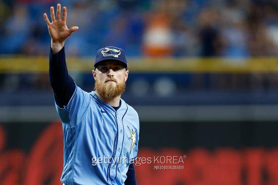 15일(한국시간) 볼티모어 오리올스와 홈 경기에서 아쉽게 퍼펙트게임을 놓친 드류 라스무센이 홈 팬들의 기립박수를 받으며 마운드를 내려가고 있다. 게티이미지