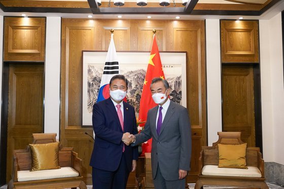 박진 외교부 장관(왼쪽)이 지난 9일 중국 산둥성에서 왕이 중국 국무위원 겸 외교부장과 만나 악수하고 있다. [사진 외교부]
