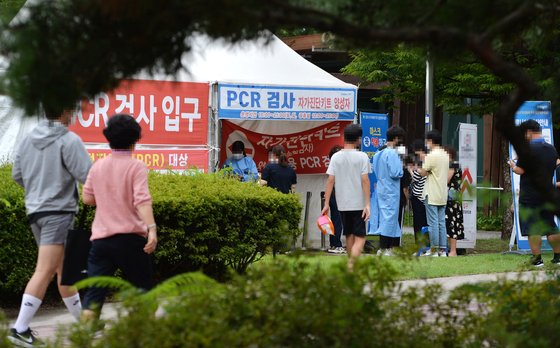 지난 14일 오후 대전시청 앞에 마련된 코로나19 선별검사소를 찾은 시민들이 PCR검사를 받기 위해 차례를 기다리고 있다. 김성태