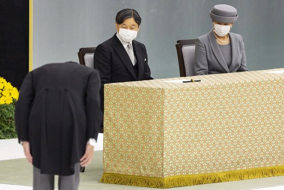 기시다 후미오 일본 총리가 15일 도쿄 부도칸에서 열린 '전국전몰자추도식'에서 나루히토 일왕 부부에게 인사를 하고 있다. AP=연합뉴스