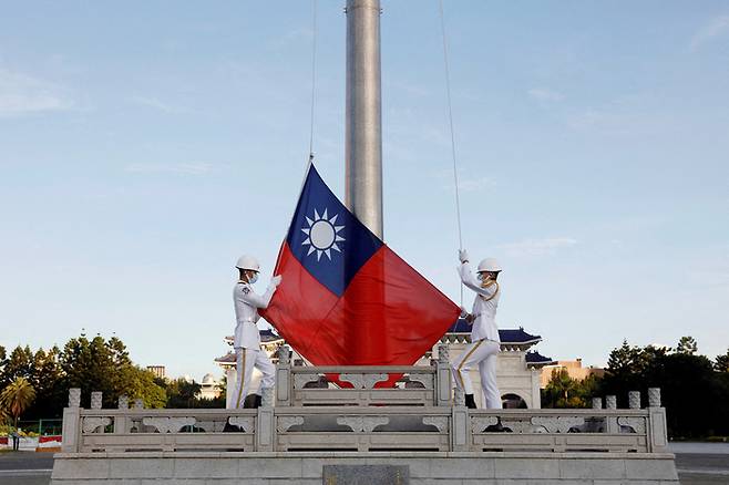 대만 타이베이 소재 장개석 기념관에서 지난 6일(현지시간) 대만 국기가 게양되고 있다. 로이터연합뉴스