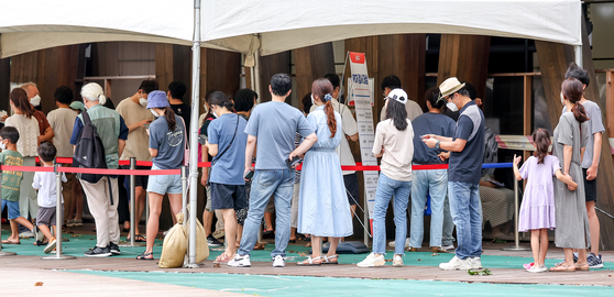 People wait to get tested for Covid-19 at a testing center in Songap District, southern Seoul, on Monday, which was a national holiday in Korea. [YONHAP]