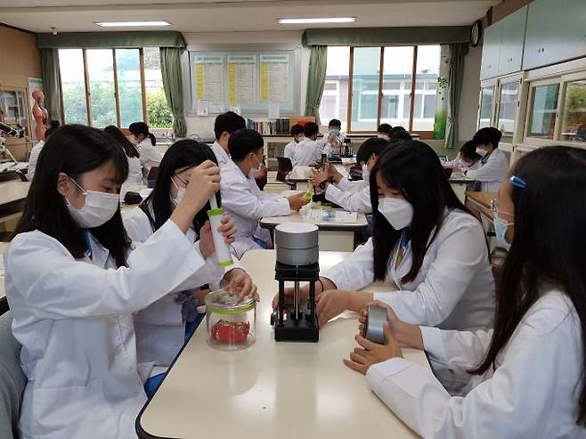작은 학교학구제 운영중인 안동 풍산중 학생들이 과학실험을 하고 있다.(경북교육청 제공) 2022.08.15.