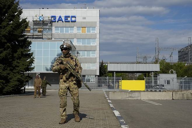 지난 5월 1일(현지시간) 러시아군이 점령하고 있는 우크라이나 자포리자 원자력발전소 구내에서 러시아군 병사가 경비를 서고 있다. 에네르호다르 AP=연합뉴스