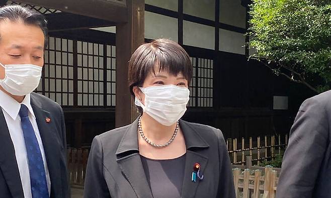극우·반한 성향의 다카이치 사나에 일본 경제안보상이 15일 야스쿠니 신사에 직접 방문해 참배했다. 도쿄=AFP연합뉴스